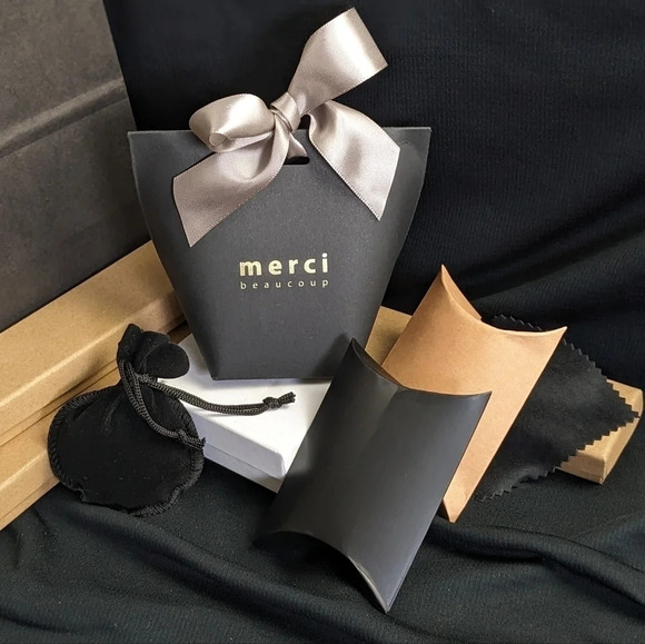 Gift box and bag (with other purchase) - Picture 1 of 3